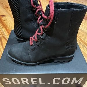 Gently Used Sorel Phoenix Short, Black, size 9